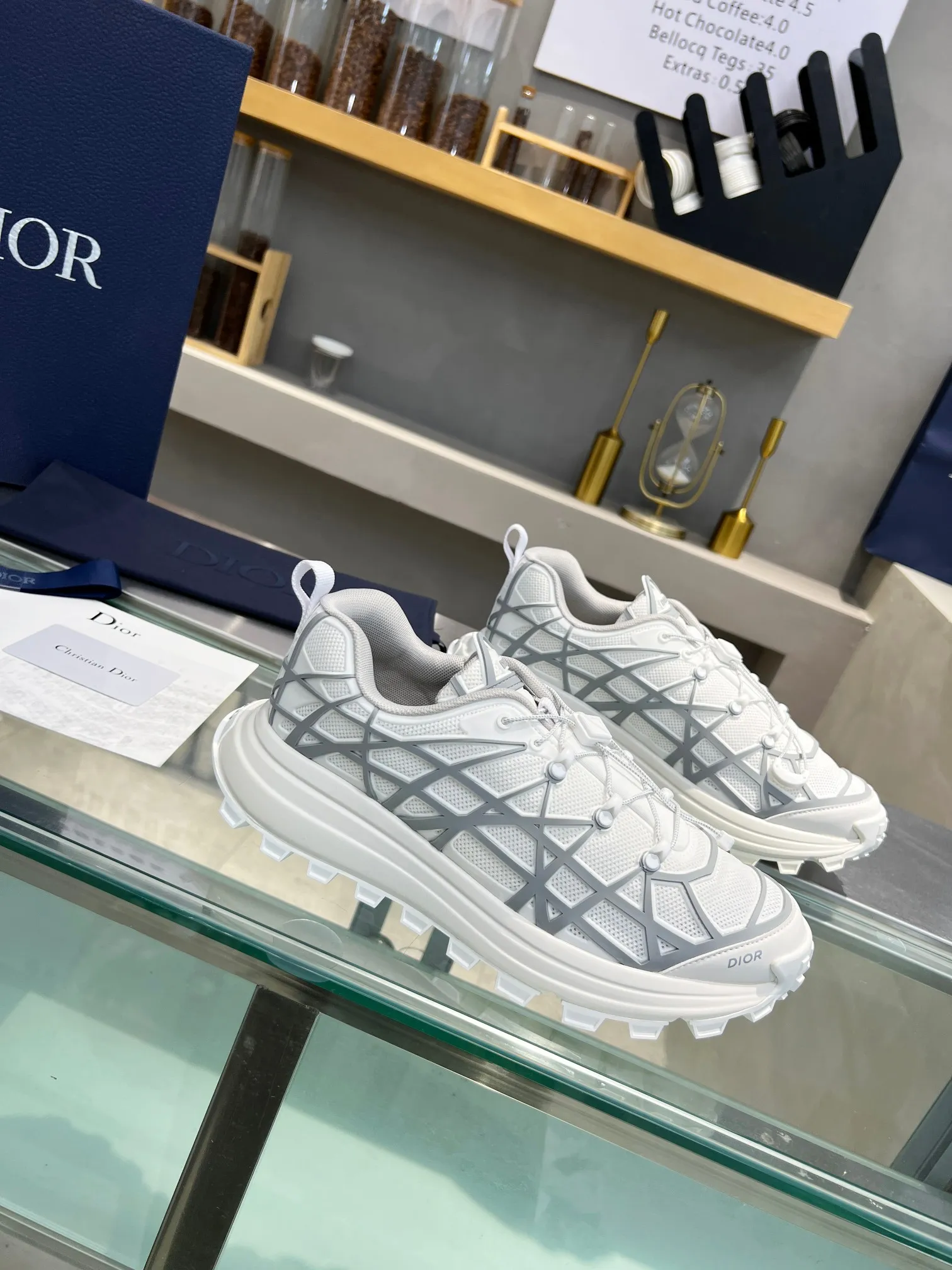👟👟Ex-factory price 640👟👟 Dior 2023 new style 🆕Low-top B31 Runner sneakers Material: Carefully made of imported mesh fabric, with curved rattan plaid injection molded rubber to enhance the style, a new interpretation of classic patterns, highlighting a futuristic style. Di~r logos adorn the tongue and front, perforations accentuate the hiking style, and a CD Diamond drawstring adds technical appeal. The textured, notched platform is crafted from rubber for optimal traction, and a reinforced heel adds to the comfort. Can be paired with sportswear and casual outfits to create a sophisticated look. Size: Male 39-45 (female size will be released later)